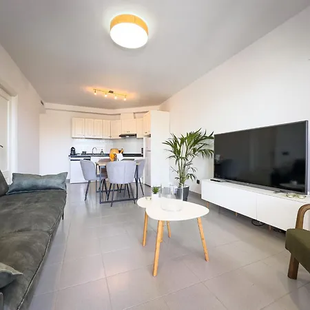Beachfront Primera Linea 1-04 *
